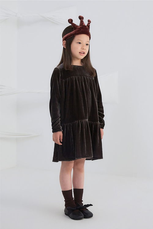 輕巧禮服裝，一本正經(jīng)的精致孩童風尚